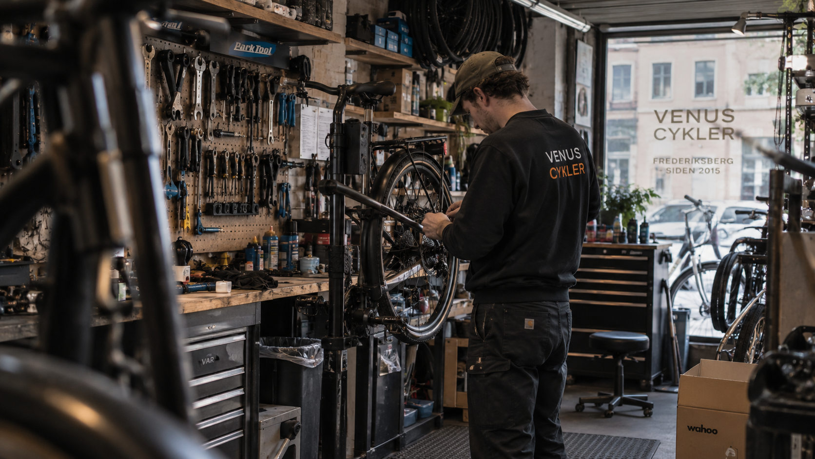 Reparation af en cykel i Venus Cyklers værksted